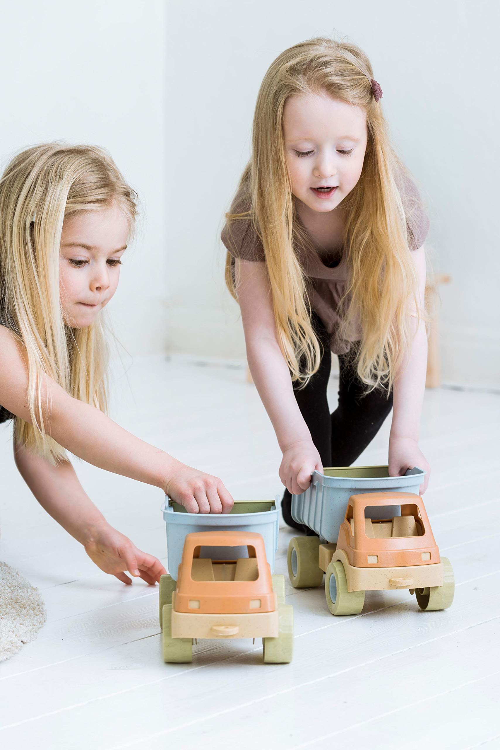 dantoy-bio-lkw-truck-aus-biokunststoff-sandspielzeug-mit-kipp-ladefl-che image 4