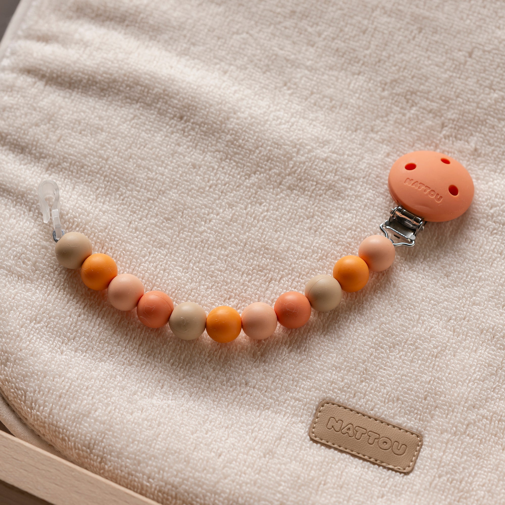 nattou-schnullerhalter-silicone-silikon-schnullerclip-mit-metallklammer image 2