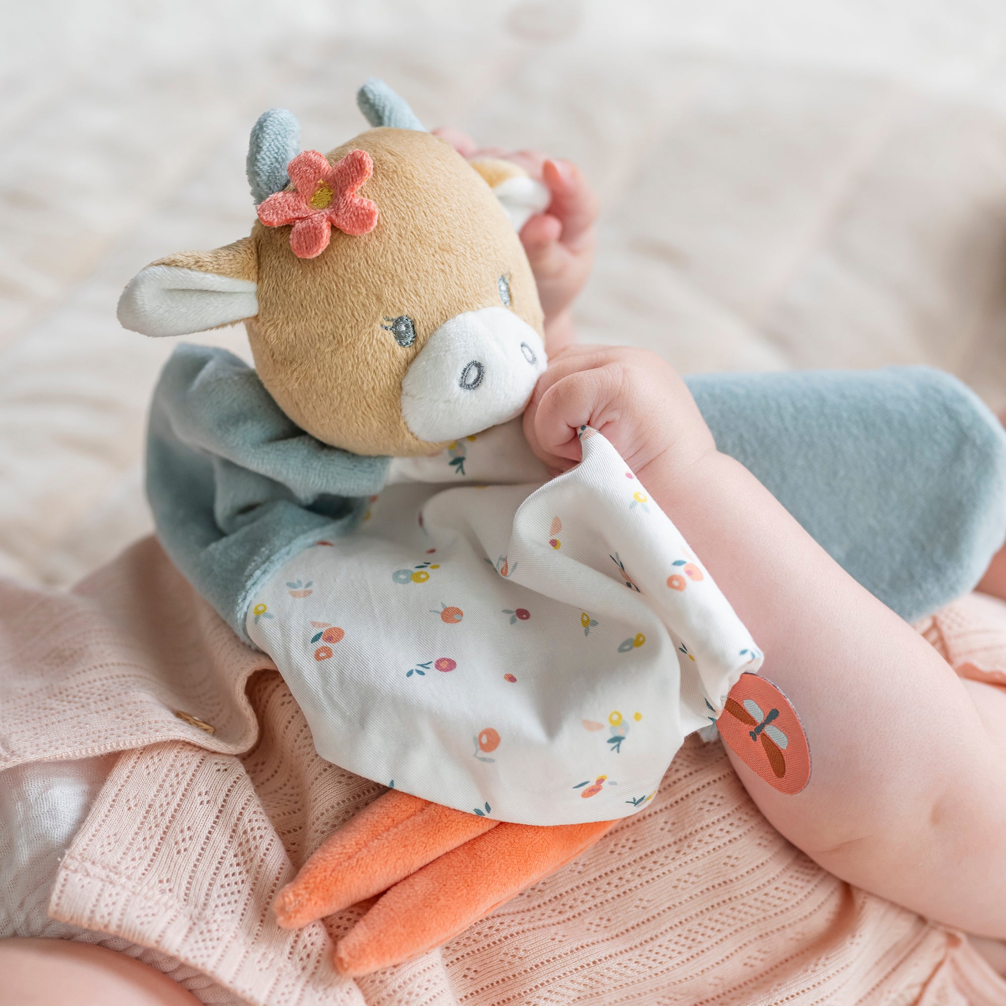 nattou-mila-lana-zo-schnuffeltuch-kuh-mila-doudou-mit-schnullerhalter image 3
