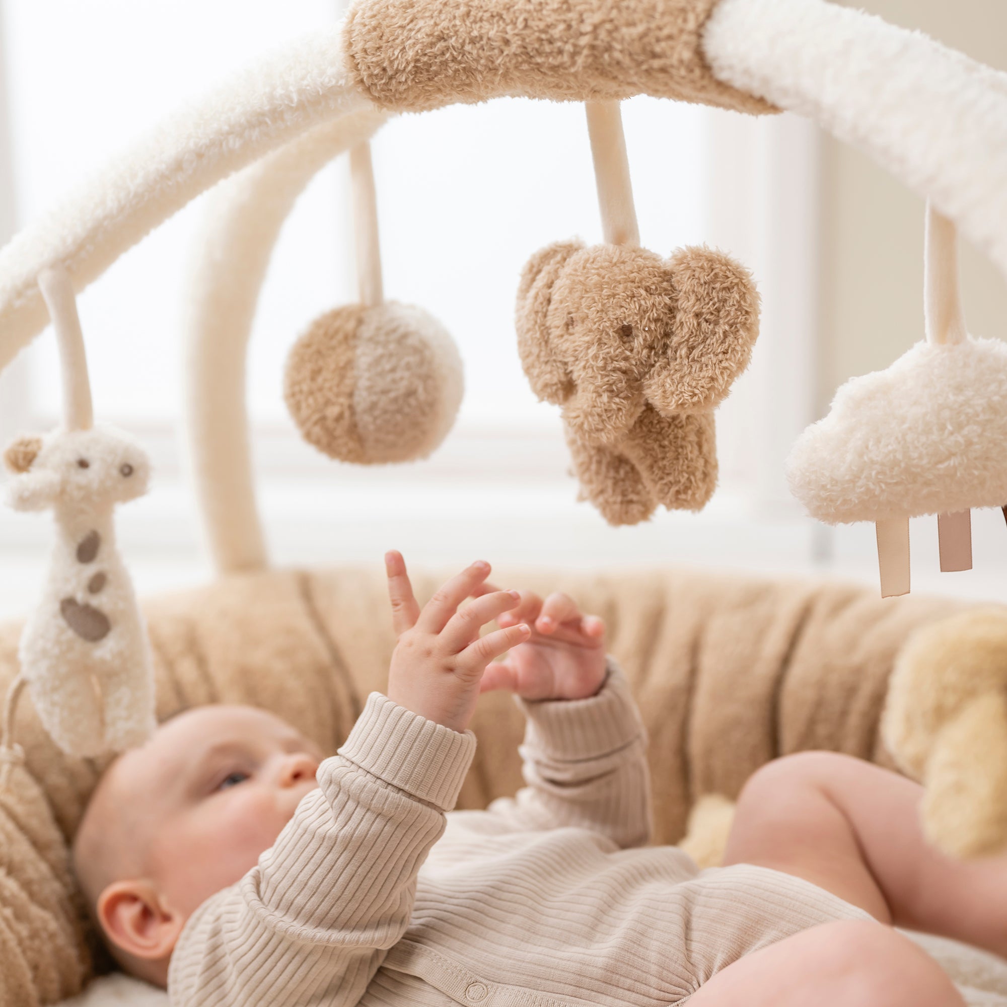 nattou-teddy-spielmatte-mit-spielbogen-baby-spieldecke-mit-rand image 4