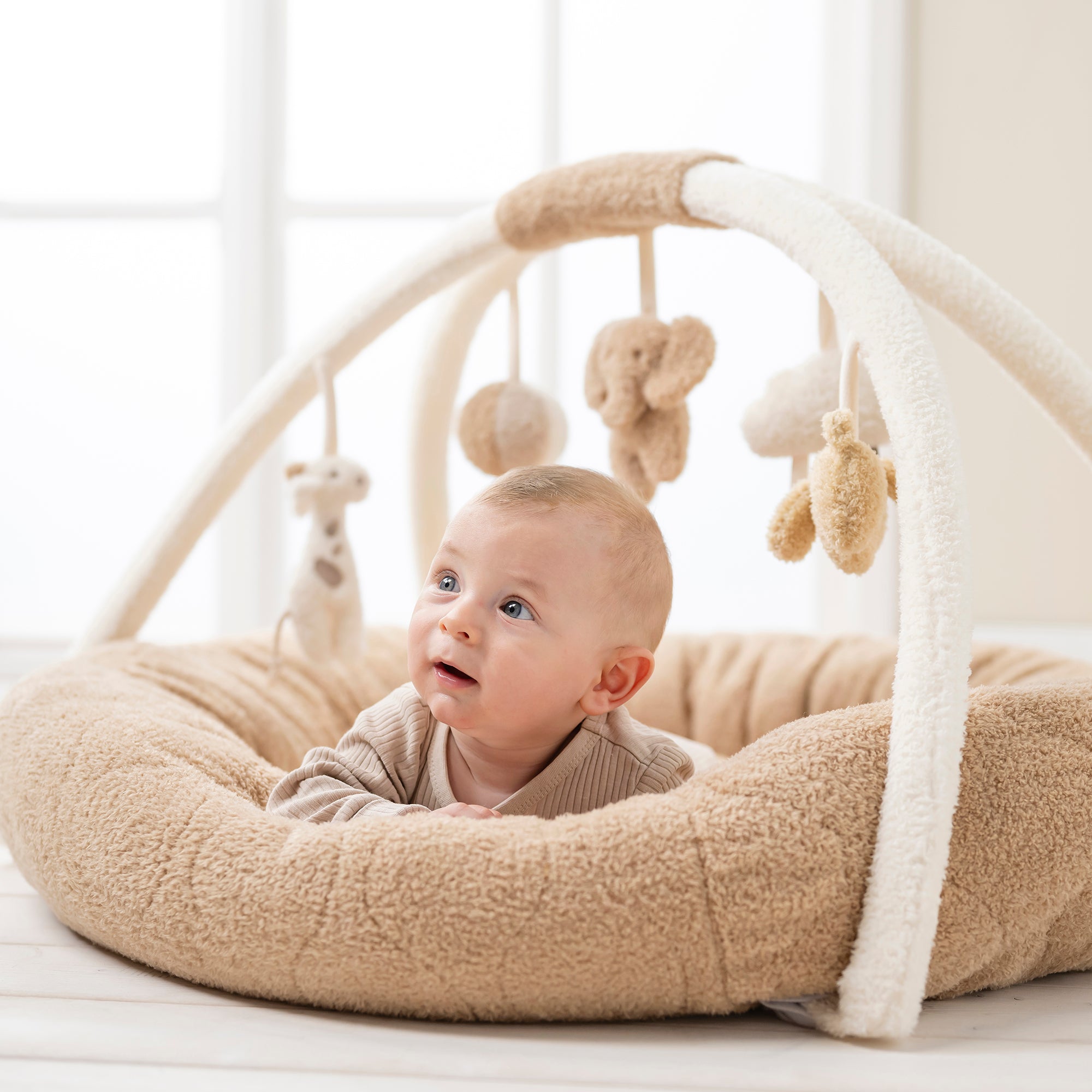 nattou-teddy-spielmatte-mit-spielbogen-baby-spieldecke-mit-rand image 3