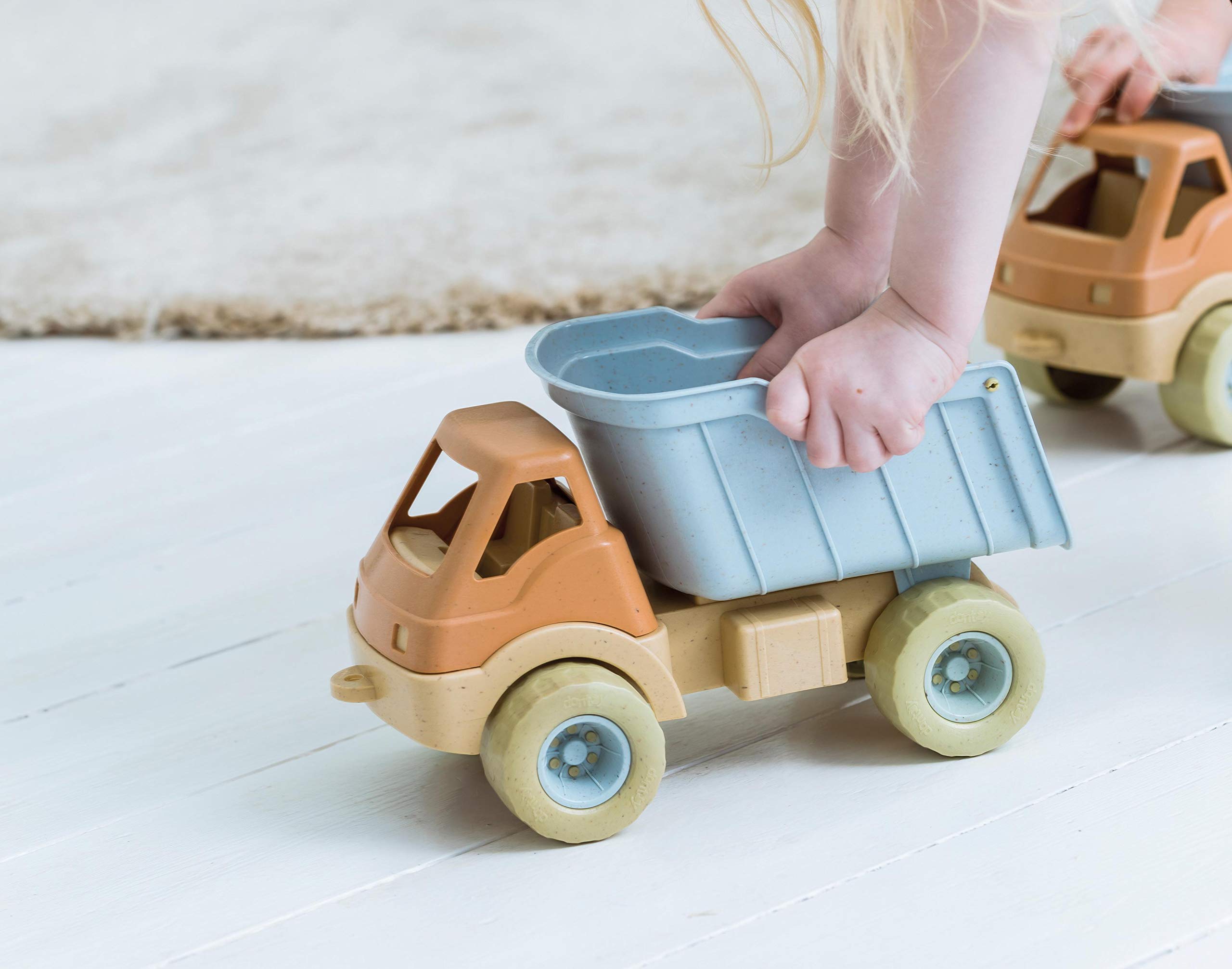 dantoy-bio-lkw-truck-aus-biokunststoff-sandspielzeug-mit-kipp-ladefl-che image 3
