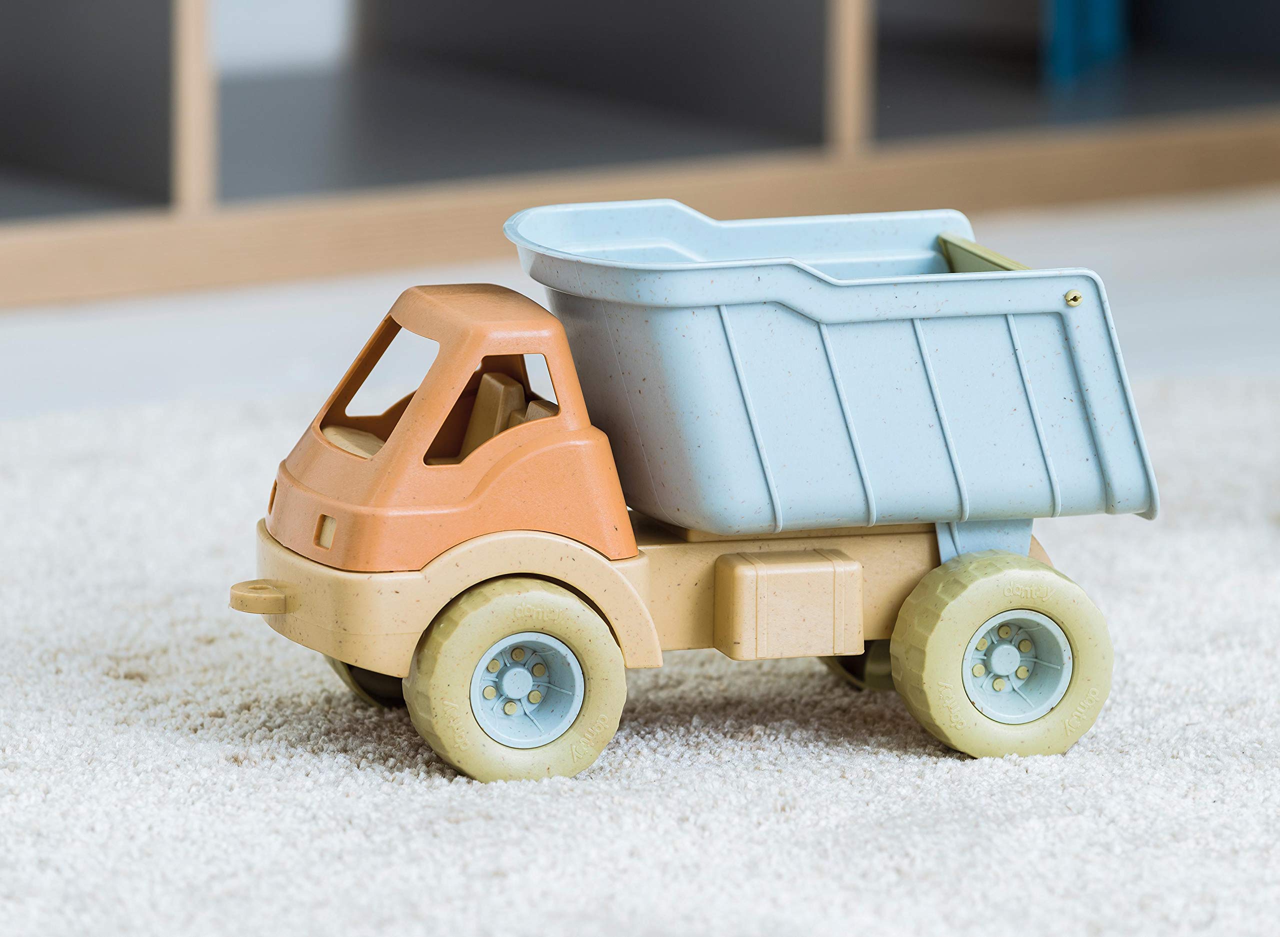 dantoy-bio-lkw-truck-aus-biokunststoff-sandspielzeug-mit-kipp-ladefl-che image 2