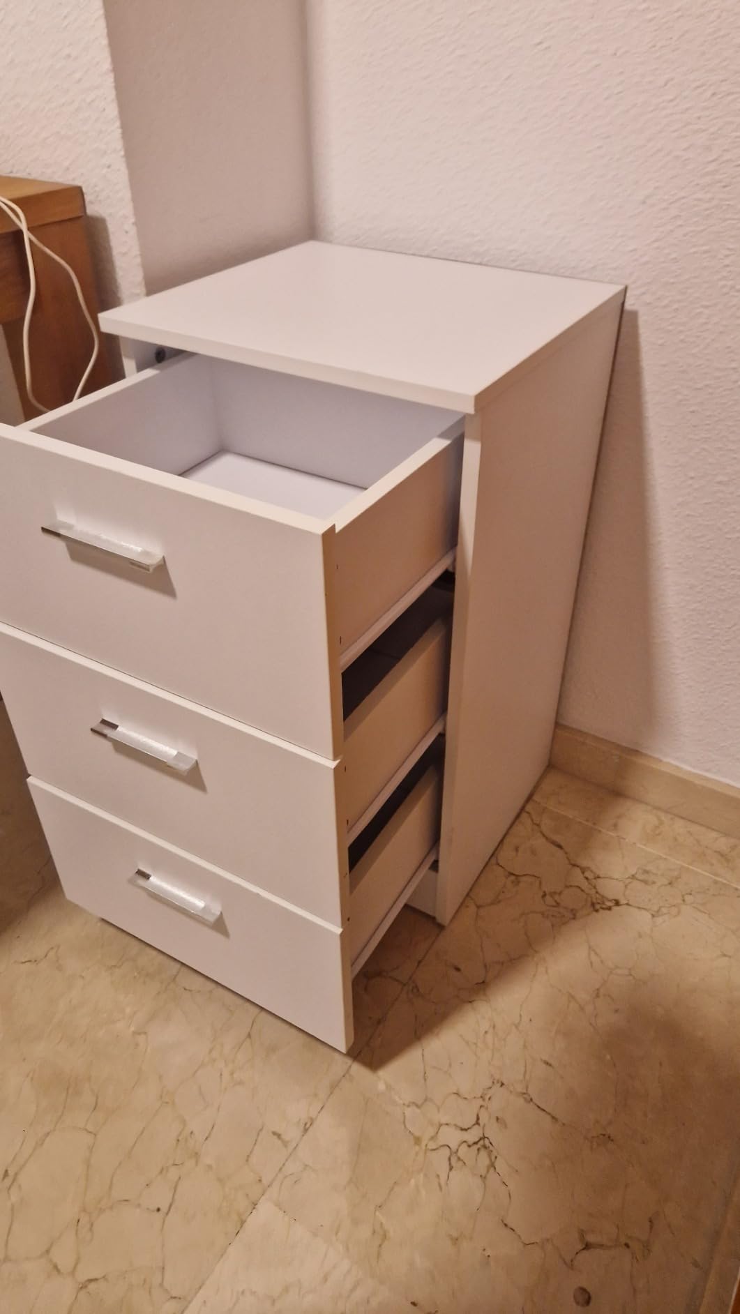 Stabiler kleiner Schrank