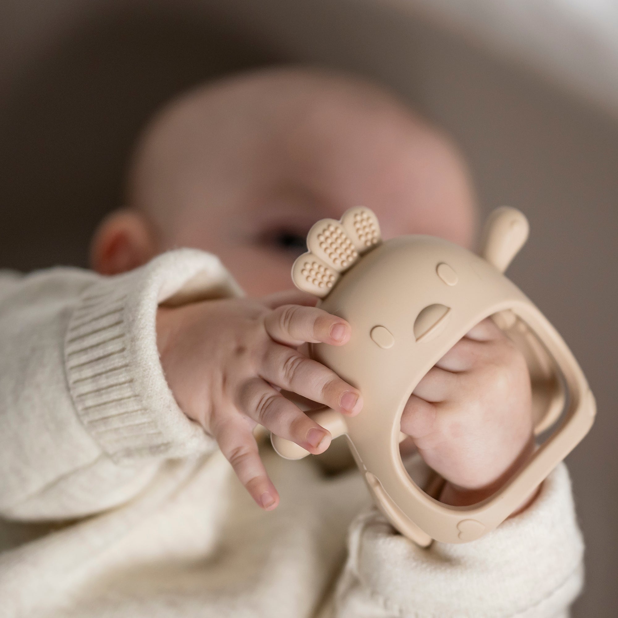 nattou-silicone-bei-handschuh-beissring image 5