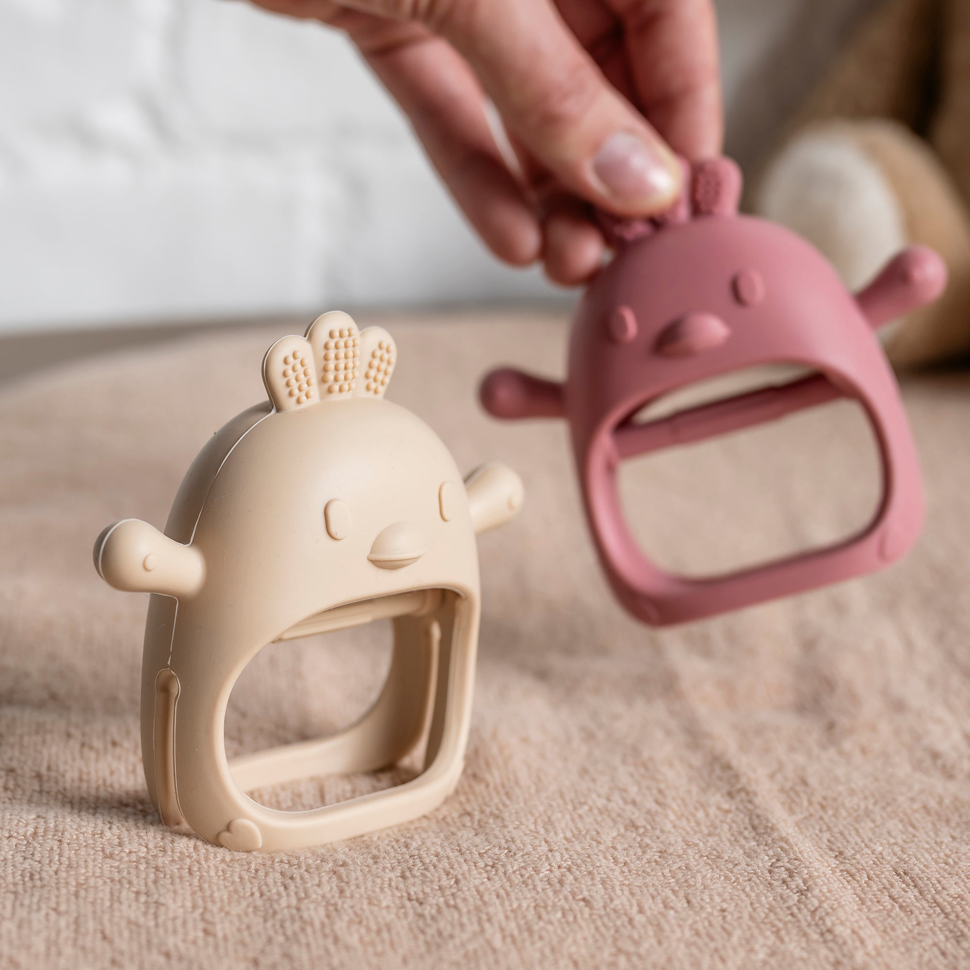 nattou-silicone-bei-handschuh-beissring image 8
