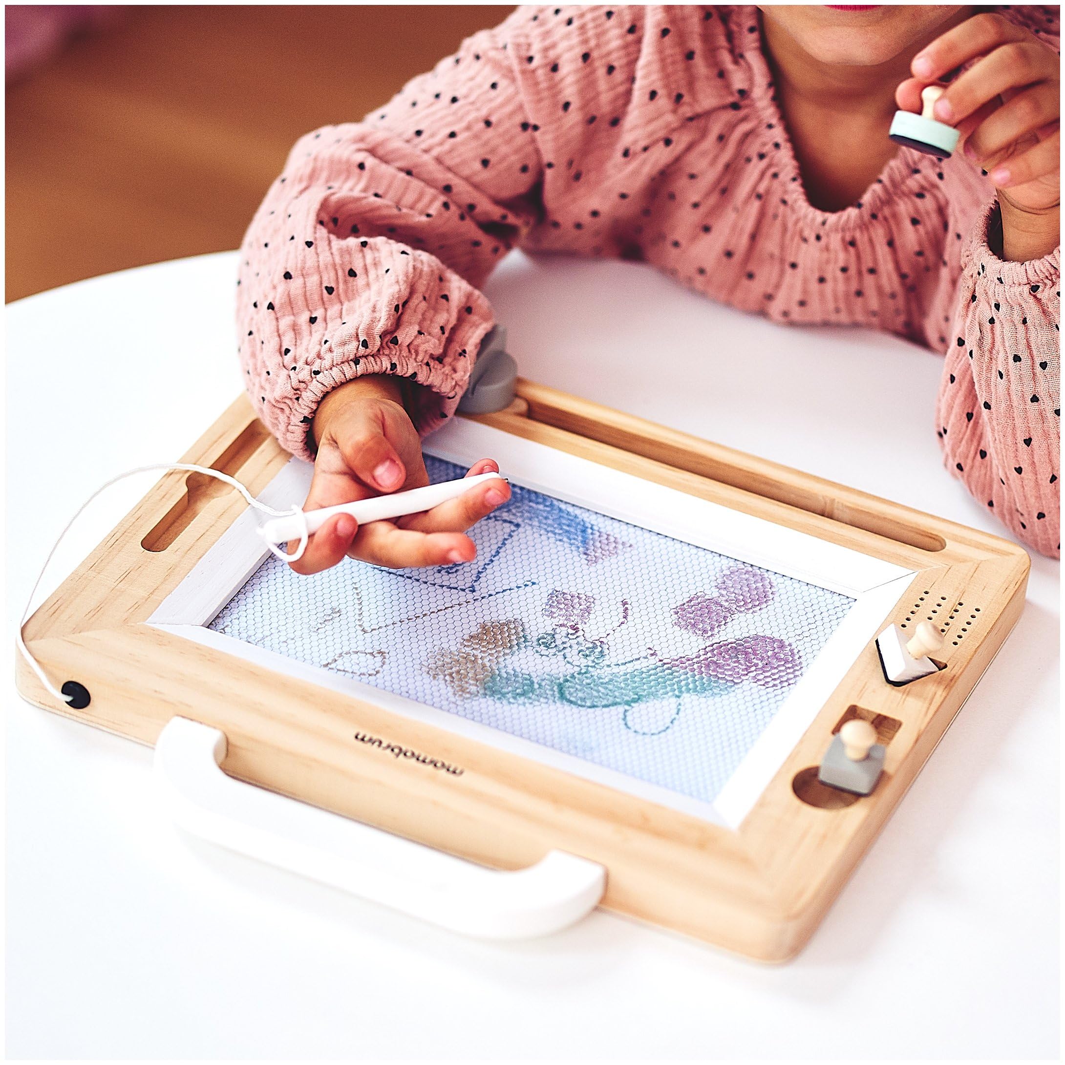 mamabrum-mam208-holz-zeichentafel-set-5-teilig-mit-3-stempeln-magnetstift-30-x-2 image 4