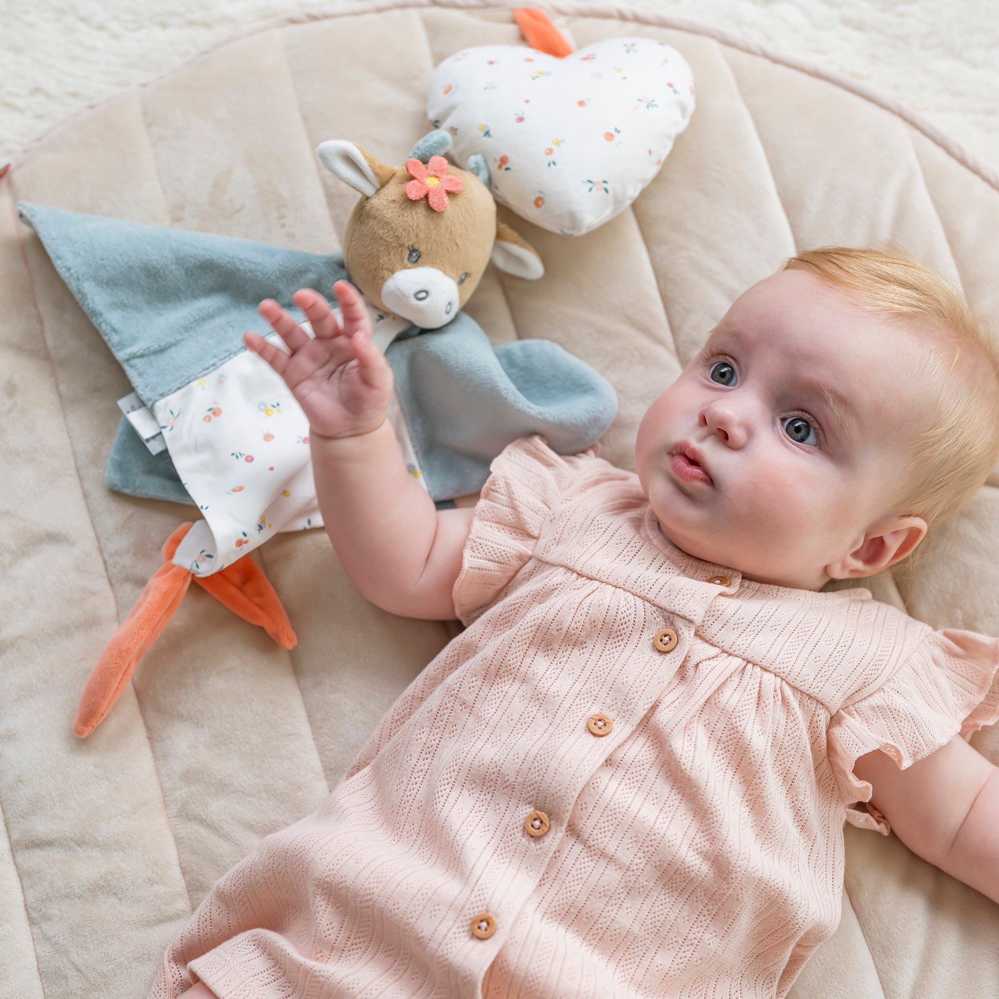 nattou-mila-lana-zo-schnuffeltuch-kuh-mila-doudou-mit-schnullerhalter image 2